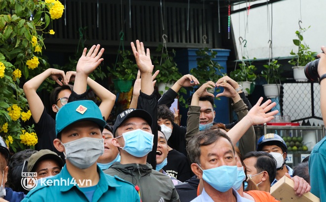 Người thân bịn rịn tiễn thanh niên TP.HCM lên đường nhập ngũ: Con đi 2 năm, tôi nhớ nó lắm! - Ảnh 14.