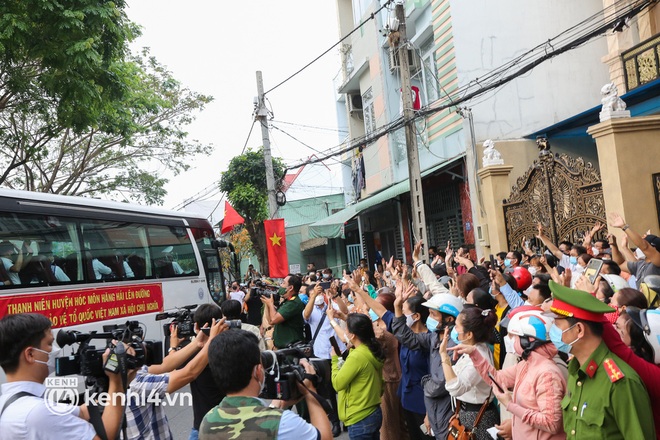 Người thân bịn rịn tiễn thanh niên TP.HCM lên đường nhập ngũ: Con đi 2 năm, tôi nhớ nó lắm! - Ảnh 15.