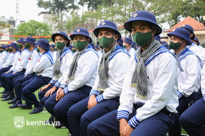 Người thân bịn rịn tiễn thanh niên TP.HCM lên đường nhập ngũ: Con đi 2 năm, tôi nhớ nó lắm! - Ảnh 4.