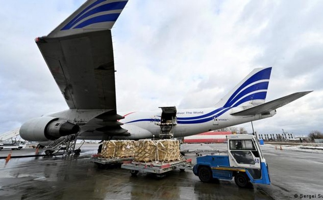 Những máy bay vận tải lớn chở đầy các thùng chứa vũ khí và đạn dược mà Mỹ và Anh gửi tới Ukraine. Ảnh: AFP
