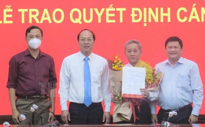 Ông Nguyễn Văn Nam (thứ 2 từ phải sang) nhận quyết định bổ nhiệm của Ban Bí thư. Ảnh: Thành uỷ TPHCM