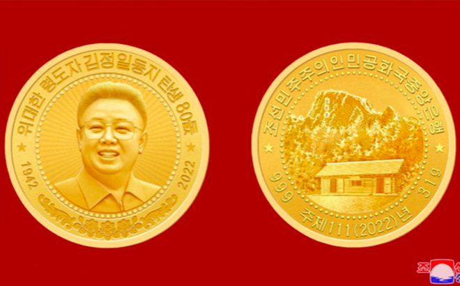 Đồng xu vàng khắc hoạ chân dung cố lãnh đạo Triều Tiên Kim Jong Il và dòng chữ kỷ niệm 80 năm ngày sinh của ông. (Ảnh: KCNA)