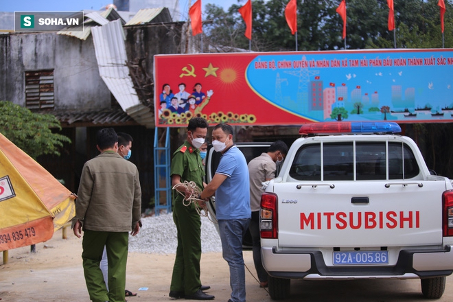 ẢNH: Thực nghiệm hiện trường vụ cha ném con gái 5 tuổi xuống sông Trường Giang - Ảnh 1.