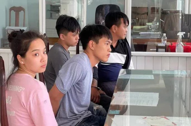 CSGT Khánh Hòa bắt giữ 4 nghi phạm giết người đang tháo chạy - Ảnh 2.