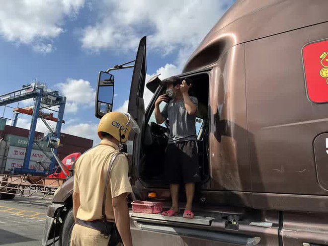 CLIP: Cận cảnh cách CSGT lật mặt tài xế sử dụng chất kích thích tại liên cảng Cát Lái - Phú Hữu - Ảnh 6.