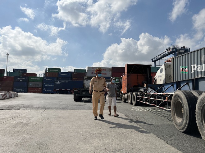 CLIP: Cận cảnh cách CSGT lật mặt tài xế sử dụng chất kích thích tại liên cảng Cát Lái - Phú Hữu - Ảnh 7.