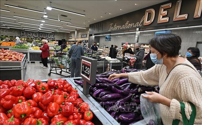 Người dân mua sắm tại một siêu thị ở Glendale, California, Mỹ ngày 12/1/2022. Ảnh: AFP/TTXVN