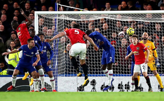 Ngày này 2 năm trước, trung vệ Harry Maguire lần đầu có được bàn thắng cho MU ở Ngoại hạng Anh trong trận thắng 2-0 trước Chelsea. (Ảnh: Getty).