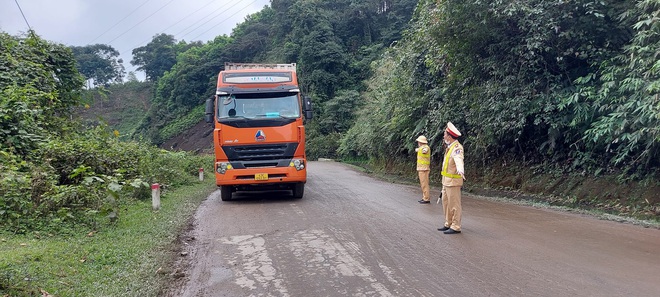 Xe đầu kéo đang lùi tránh xe khác thì rơi xuống vực sâu trên quốc lộ  - Ảnh 3.