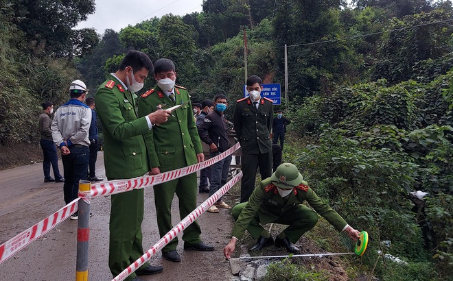 Công an khám nghiệm hiện trường làm rõ vụ tai nạn.