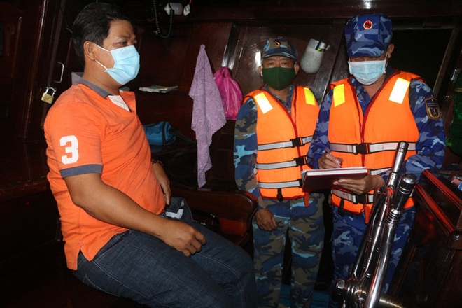  Cảnh sát biển bắt giữ 2 tàu cá chở 170.000 lít dầu trái phép  - Ảnh 2.