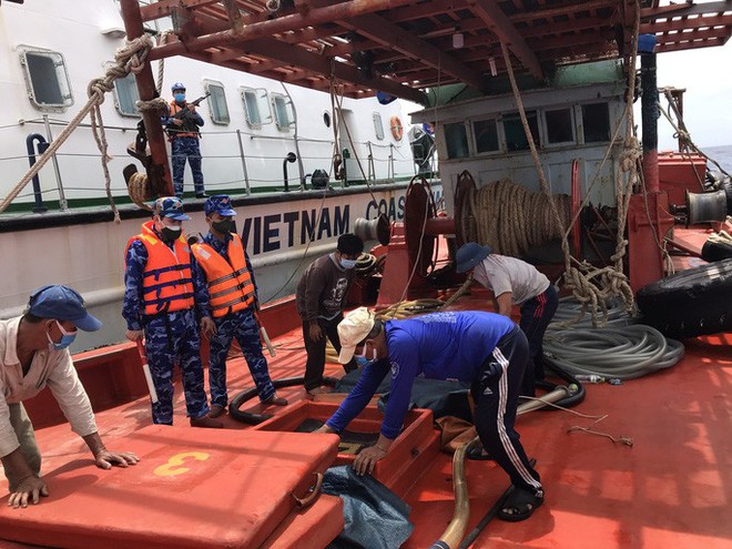  Cảnh sát biển bắt giữ 2 tàu cá chở 170.000 lít dầu trái phép  - Ảnh 3.