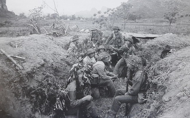 Cán bộ, chiến sĩ Ðồn Biên phòng Trà Lĩnh (Cao Bằng) hội ý, rút kinh nghiệm sau trận đánh, năm 1979. Ảnh: Trần Mạnh Thường