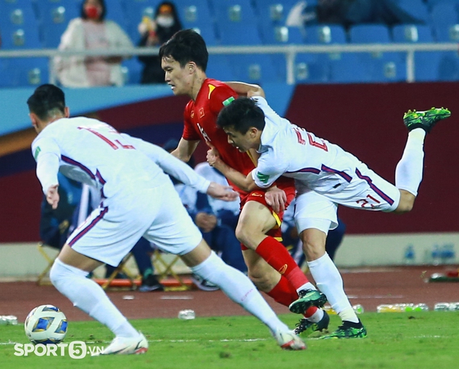 Hoàng Đức bị cầu thủ Trung Quốc hết nhảy lên lưng đến kéo áo phạm lỗi - Ảnh 2.