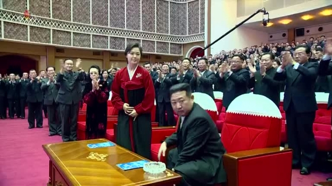 Phu nhân nhà lãnh đạo Triều Tiên lần đầu xuất hiện trước công chúng sau gần 5 tháng - Ảnh 1.