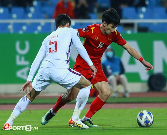 Hoàng Đức bị cầu thủ Trung Quốc hết nhảy lên lưng đến kéo áo phạm lỗi - Ảnh 11.