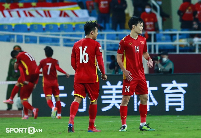 Hoàng Đức bị cầu thủ Trung Quốc hết nhảy lên lưng đến kéo áo phạm lỗi - Ảnh 13.