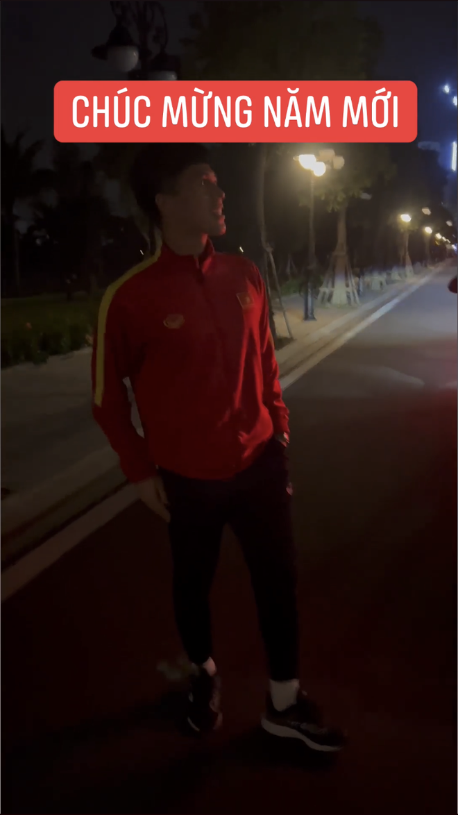 H&ugrave;ng Dũng được vợ con đến đ&oacute;n, Đ&igrave;nh Trọng qu&acirc;y quần b&ecirc;n gia đ&igrave;nh sau chiến thắng c&ugrave;ng ĐT Việt Nam - Ảnh 3.