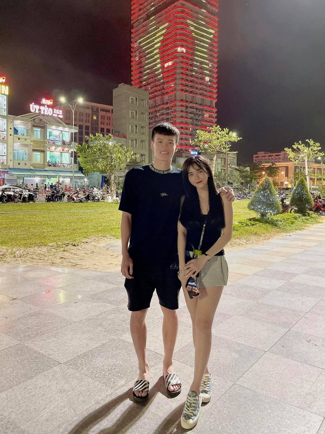 Tuyển Việt Nam về nh&agrave; ăn tết: Văn Đức mua son tặng vợ, Ho&agrave;ng Đức chuyển gần 7 triệu l&igrave; x&igrave; bạn g&aacute;i - Ảnh 3.