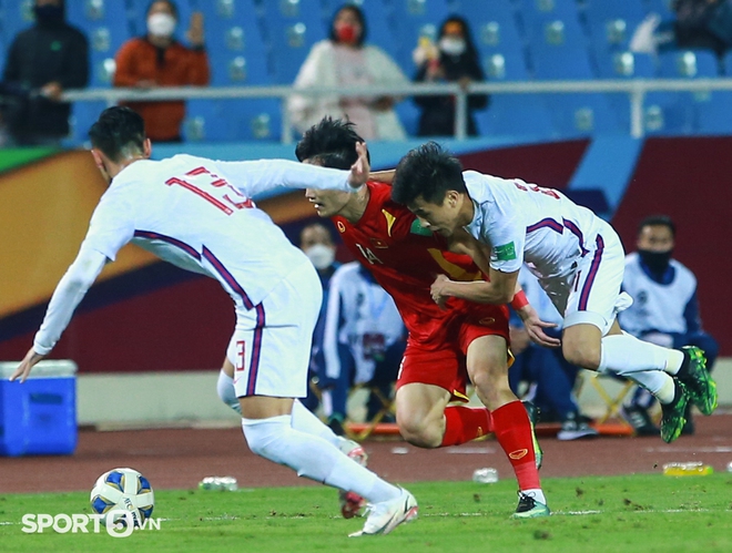 Hoàng Đức bị cầu thủ Trung Quốc hết nhảy lên lưng đến kéo áo phạm lỗi - Ảnh 4.