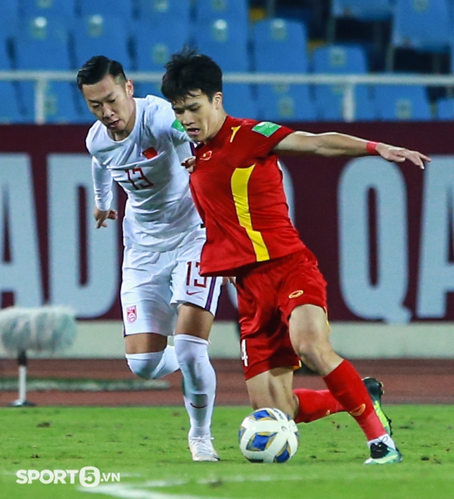 Hoàng Đức bị cầu thủ Trung Quốc hết nhảy lên lưng đến kéo áo phạm lỗi - Ảnh 6.