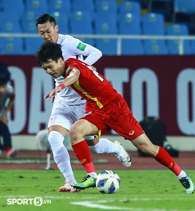Hoàng Đức bị cầu thủ Trung Quốc hết nhảy lên lưng đến kéo áo phạm lỗi - Ảnh 7.