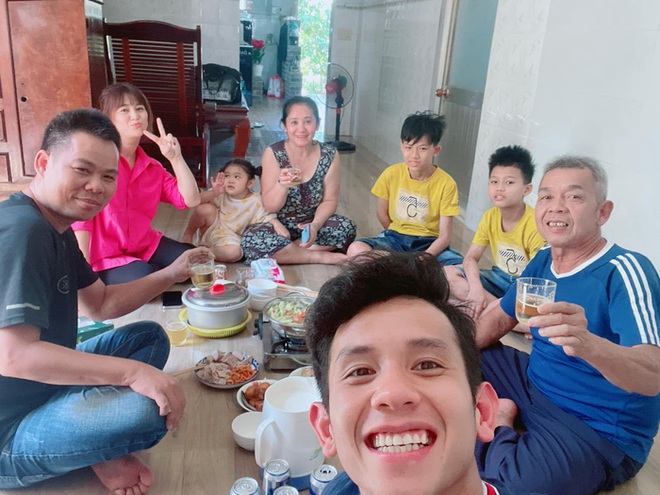 Tuyển Việt Nam về nh&agrave; ăn tết: Văn Đức mua son tặng vợ, Ho&agrave;ng Đức chuyển gần 7 triệu l&igrave; x&igrave; bạn g&aacute;i - Ảnh 7.