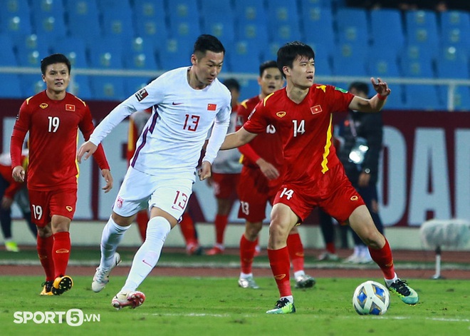 Hoàng Đức bị cầu thủ Trung Quốc hết nhảy lên lưng đến kéo áo phạm lỗi - Ảnh 9.