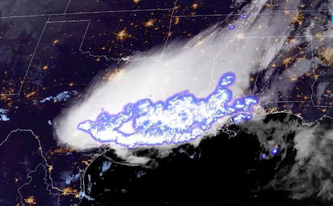 Hình ảnh vệ tinh cho thấy một quần thể giông bão có chứa một tia sét đơn dài nhất theo phương nằm ngang tại Mỹ vào ngày 29/4/2020. Ảnh: AP