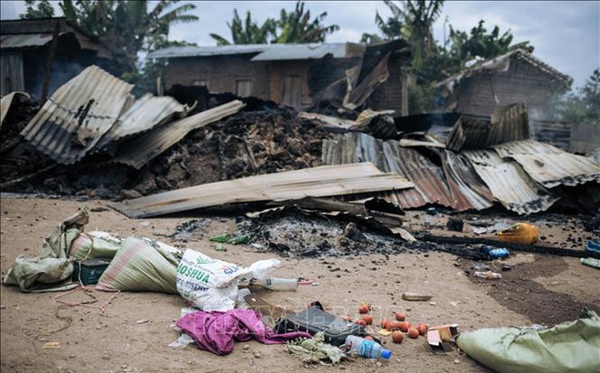 Nhiều ngôi nhà bị đốt phá trong vụ tấn công của phiến quân tại làng Manzalaho gần Beni, CHDC Congo, ngày 18/2/2020. Ảnh tư liệu: AFP/TTXVN