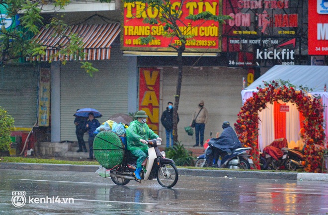  Hà Nội rét kỷ lục 8 độ C: Người dân cực khổ mưu sinh dưới mưa rét tê tái, hồ Gươm vắng bóng người qua lại - Ảnh 2.