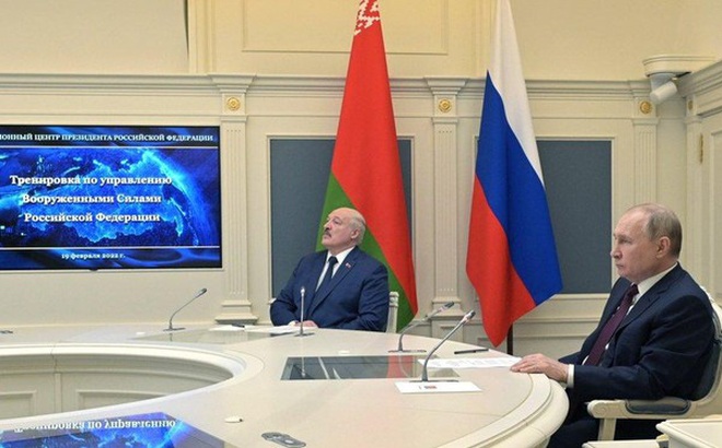 Tổng thống NGa Vladimir Putin và Tổng thống Belarus Alexander Lukashenko theo dõi cuộc tập trận qua màn hình (Ảnh: EPA)