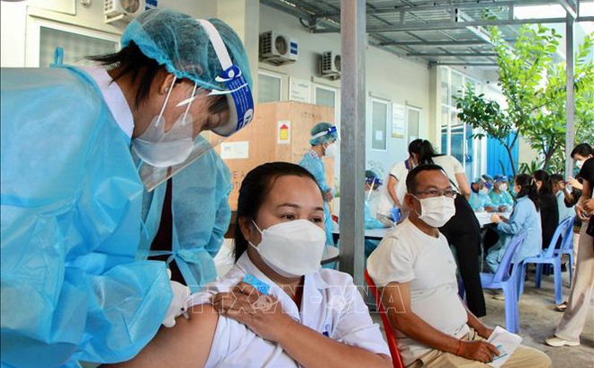 Nhân viên y tế tiêm vaccine phòng COVID-19 cho người dân tại Phnom Penh, Campuchia, ngày 14/1/2022. Ảnh minh họa: THX/TTXVN