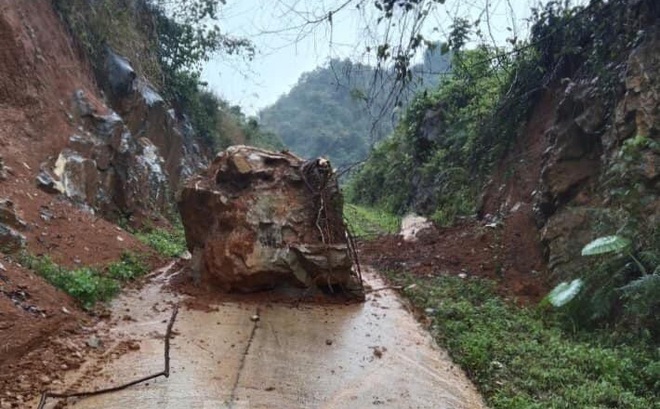 Hòn đất nặng chừng 3 tấn rơi từ trên núi cao xuống, choán hết mặt đường, nơi giáo viên, học sinh và người dân thường xuyên qua lại