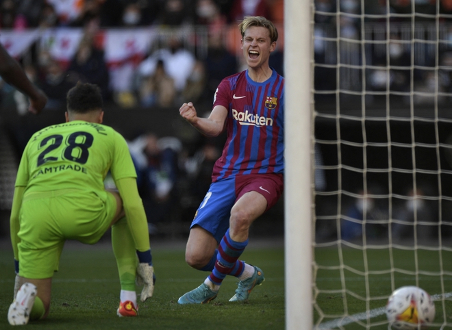 Aubameyang ghi hat-trick, Barca đè bẹp Valencia để vào tốp 4 - Ảnh 1.