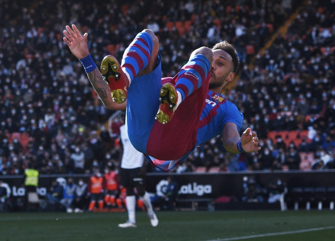 Aubameyang ghi hat-trick, Barca đè bẹp Valencia để vào tốp 4 - Ảnh 2.