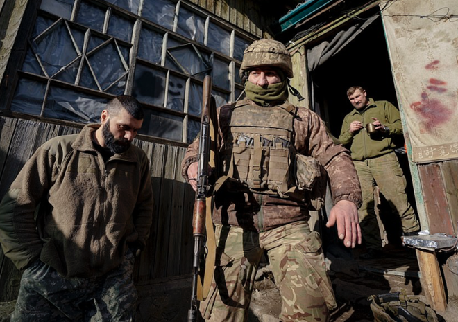 Donbass nóng rẫy; Nga: Ukraine dồn dập đưa quân về miền Đông, có thể tấn công lớn ngay đêm nay! - Ảnh 1.