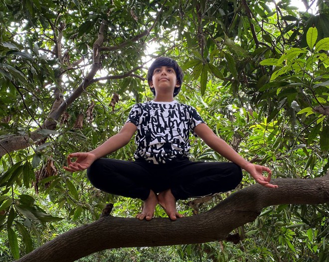 9 tuổi trở thành huấn luyện viên yoga, cậu bé lập kỷ lục thế giới - Ảnh 2.