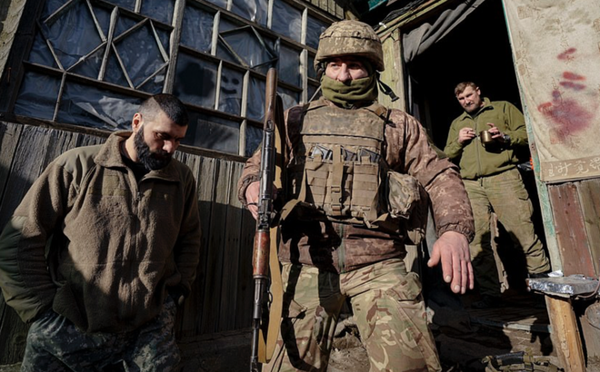 Binh sĩ Ukraine bắt đầu ca gác tại vị trí tiền tuyến ở ngoại ô Popasna, Luhansk, ngày 20/2. Ảnh: D.M
