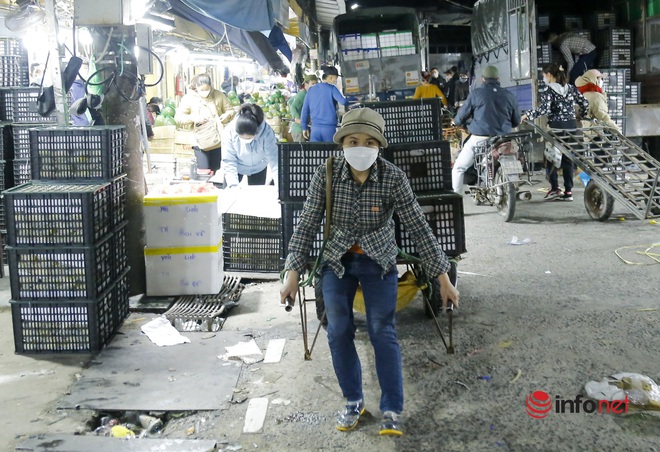 Hà Nội: Bê đá cây lạnh buốt, vầy nước đỏ tay trong chợ cá mưu sinh ngày giá rét - Ảnh 20.