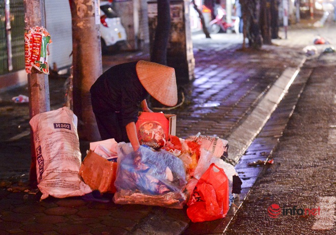 Hà Nội: Bê đá cây lạnh buốt, vầy nước đỏ tay trong chợ cá mưu sinh ngày giá rét - Ảnh 11.