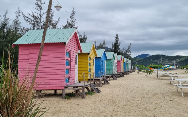 Dãy nhà lưu trú được dựng trên bãi biển Kim Liên ở điểm du lịch New Port BeachCamp