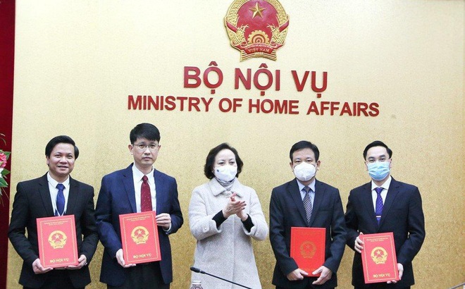 Bộ trưởng Bộ Nội vụ Phạm Thị Thanh Trà trao các quyết định bổ nhiệm cán bộ