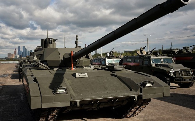 Xe tăng Armata có cả hệ thống phòng vệ thụ động và chủ động, được tự động hóa ở mức độ cao giúp kíp lái tập trung vào nhiệm vụ tác chiến chính. (Ảnh: RIA)
