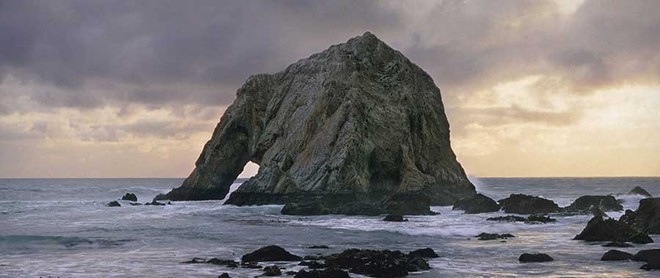 Sửng sốt với tảng đá khổng lồ hình con voi giữa biển khơi - Ảnh 7.