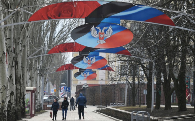 Người dân đi lại trên đường phố tại Cộng hòa Nhân dân Donetsk tự xưng sau khi được Nga cộng nhận độc lập, ngày 22/2/2022. Ảnh: Getty.