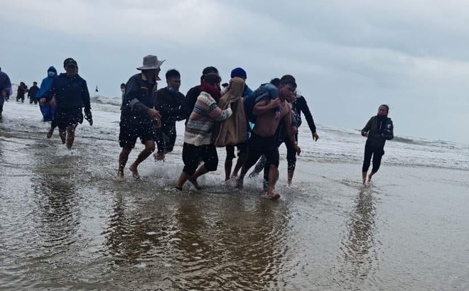 Người dân kịp thời ứng cứu 2 ngư dân bị ngất xỉu khi cố bơi vào bờ.