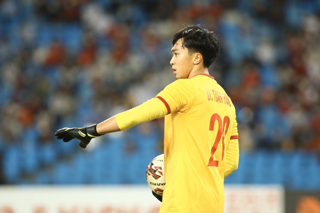 NHM ráo riết truy lùng thông tin thủ môn U23 Việt Nam sau chiến thắng nghẹt thở - Ảnh 1.