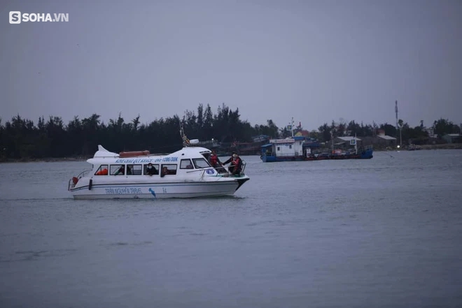 Hiện trường tìm kiếm, cứu hộ nạn nhân vụ chìm cano thảm khốc ở biển Cửa Đại - Ảnh 7.