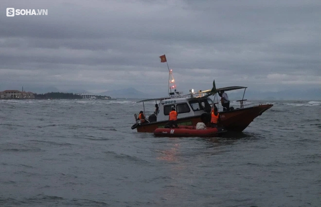 Hiện trường tìm kiếm, cứu hộ nạn nhân vụ chìm cano thảm khốc ở biển Cửa Đại - Ảnh 1.